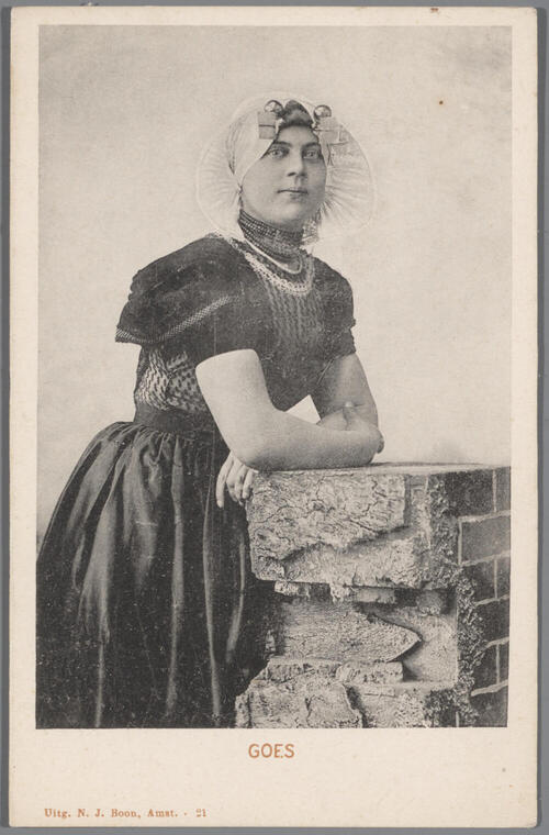 Vrouw in protestantse Zuid-Bevelandse streekdracht, 1886–1905