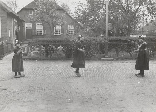 Touwtjespringen met twee touwen, Staphorst, 1944
