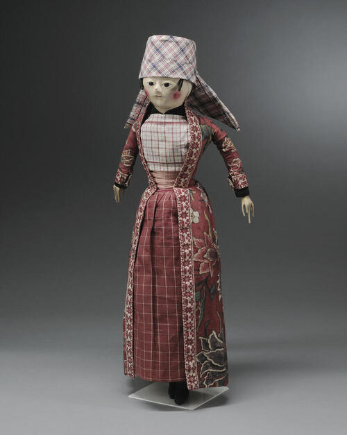 Pop gekleed als Hindelooper vrouw in pronkdracht, 1750–1800