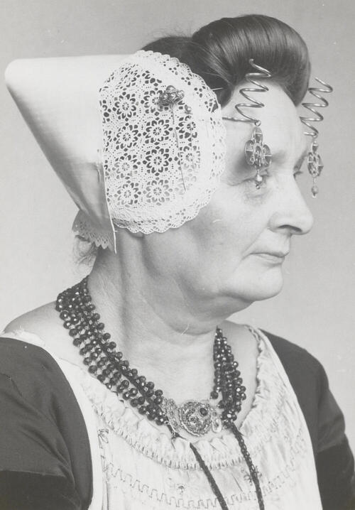 Francina Dekker-Jacobse uit Middelburg in Walcherse dracht, 1957