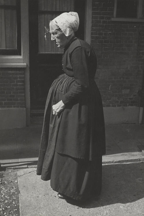 Maria van der Zwan-Moerman in Vlaardingse dracht, 1950