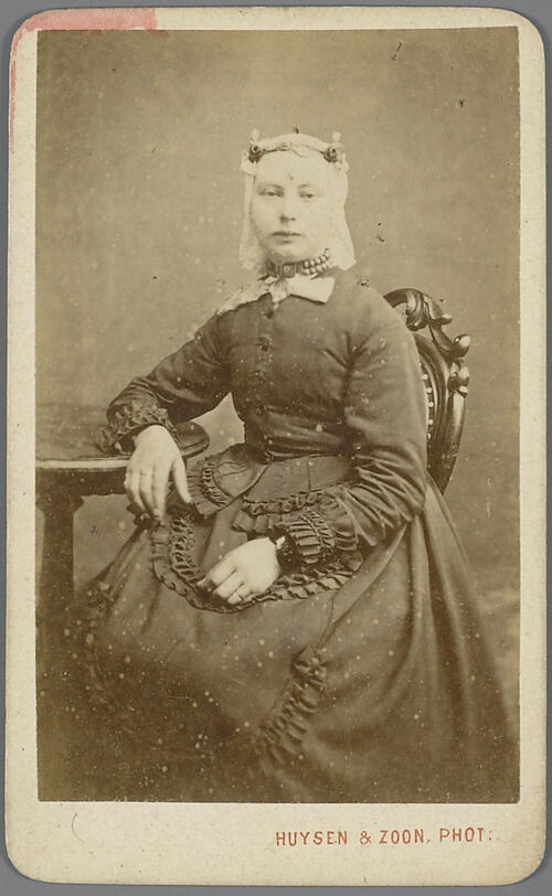 Vrouw in West-Friese streekdracht, circa 1875
