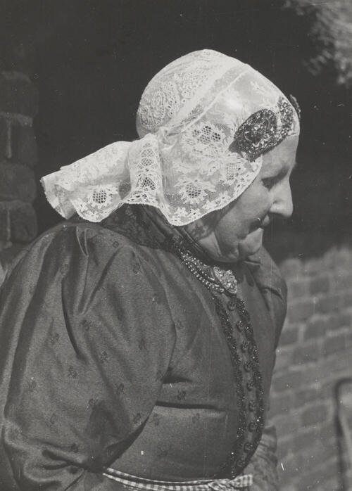 Mevrouw Schuring uit Hijken in Drentse streekdracht, 1944