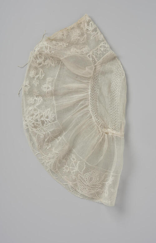Floddermuts afgezet met een strook pottenkant, Friesland, circa 1825