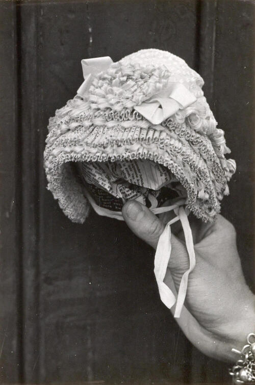 Doopmutsje uit Laren, 1952
