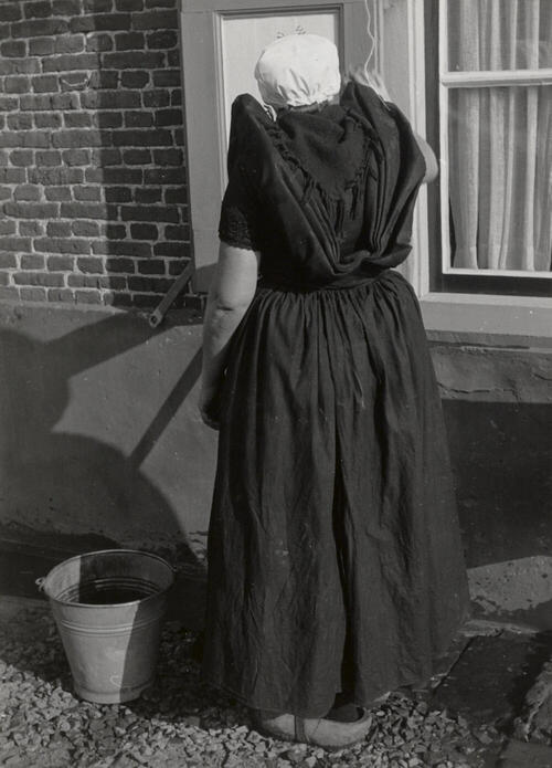 Pieternella Steendijk in Axelse dracht, 1950