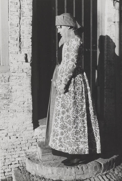 Jacomina van Elselo verkleed in Hindelooper dracht, 1943