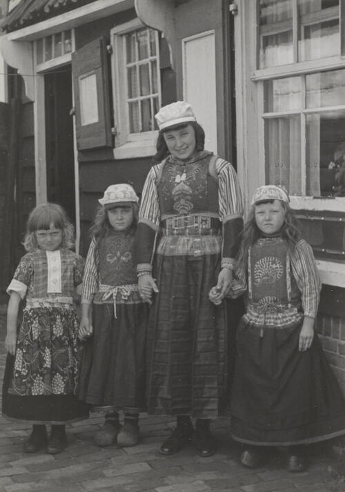Lydia Endt met jongen en meisjes in Marker dracht, 1944