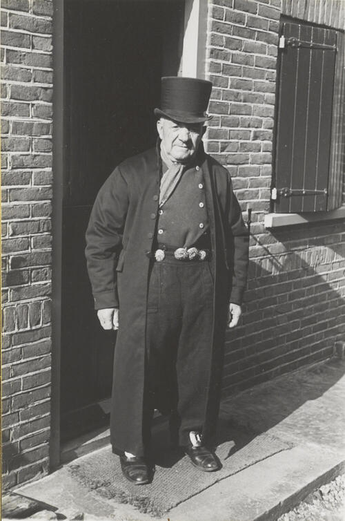 Man in streekdracht, Huizen, 1945