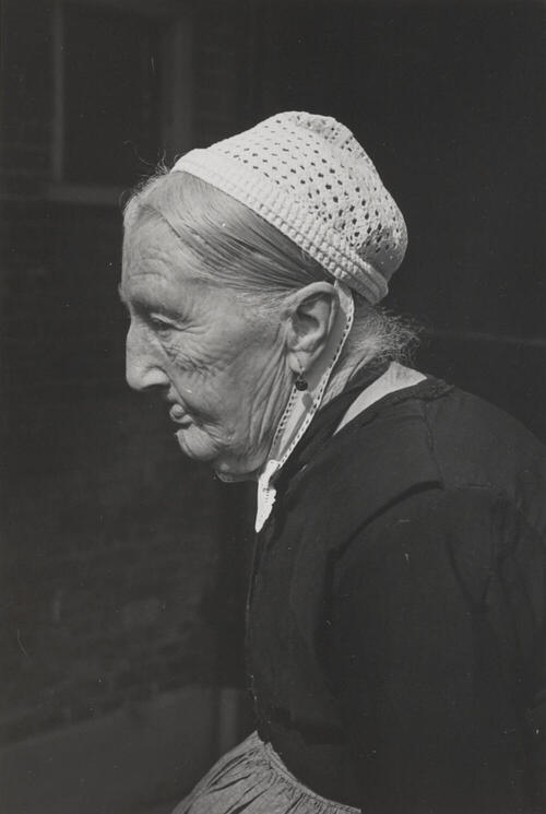 Maria van der Zwan-Moerman in Vlaardingse dracht, 1950