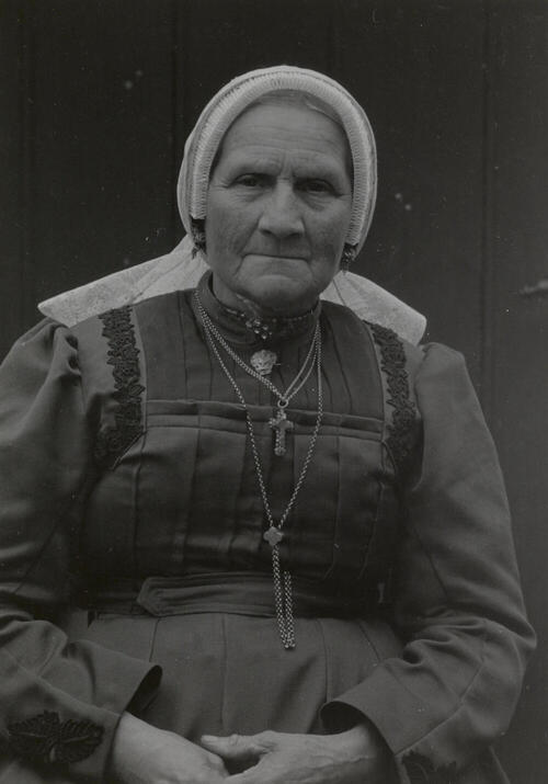 Antje Dorresteijn-Kuijer in streekdracht uit Soest, 1952
