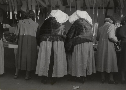 Vrouwen in protestantse Zuid-Bevelandse dracht, Goes, 1950