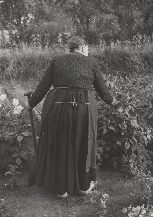 Weduwe Raven in streekdracht uit Blaricum, 1952