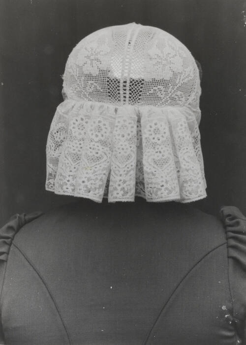 Mevrouw Wolbers uit Orvelte in Drentse dracht, 1944