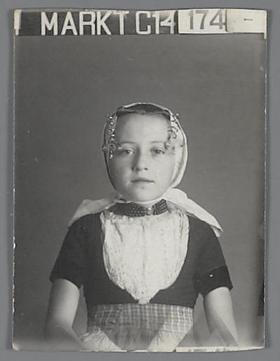 Meisje in Walcherse streekdracht, 1904–1937