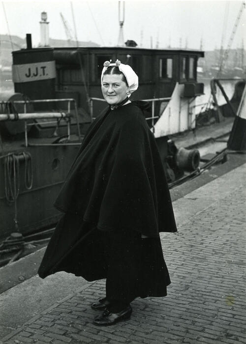 Vrouw in Scheveningse dracht, 1951
