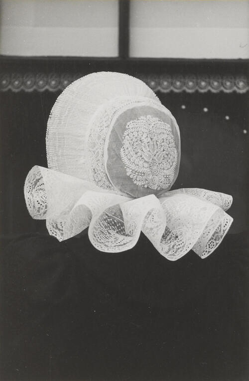 Meisje verkleed in streekdracht, Huizen, 1945