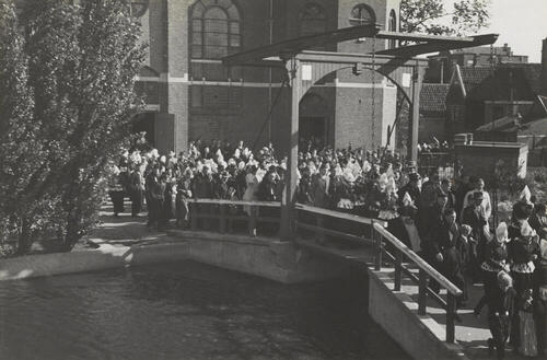 Uitgaan van de kerk, Volendam, 1946