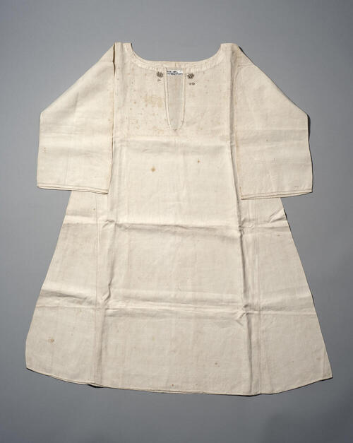 Linnen vrouwenhemd met initialen MW, Friesland, 1774