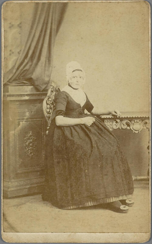 Vrouw in Walcherse streekdracht, 1864–1878