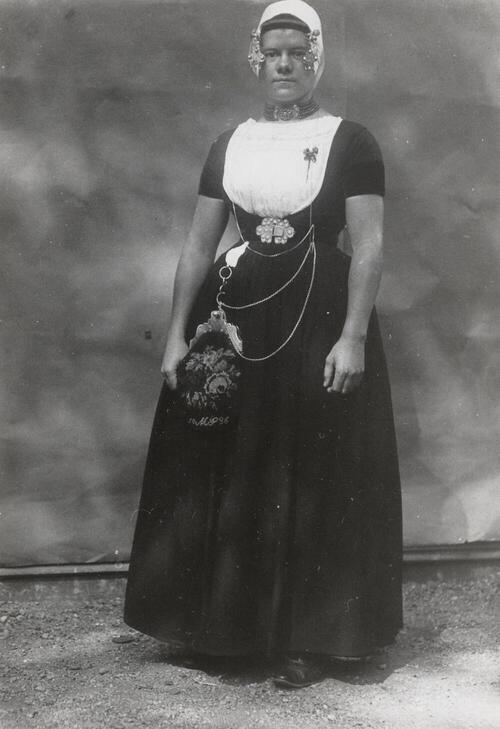 Vrouw uit Domburg in Walcherse dracht, 1913
