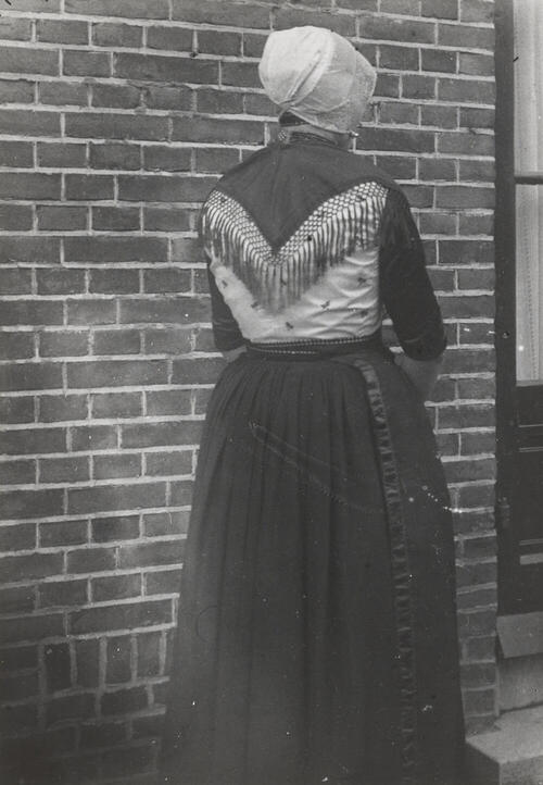 Geertje Brouwer in Urker dracht, circa 1916