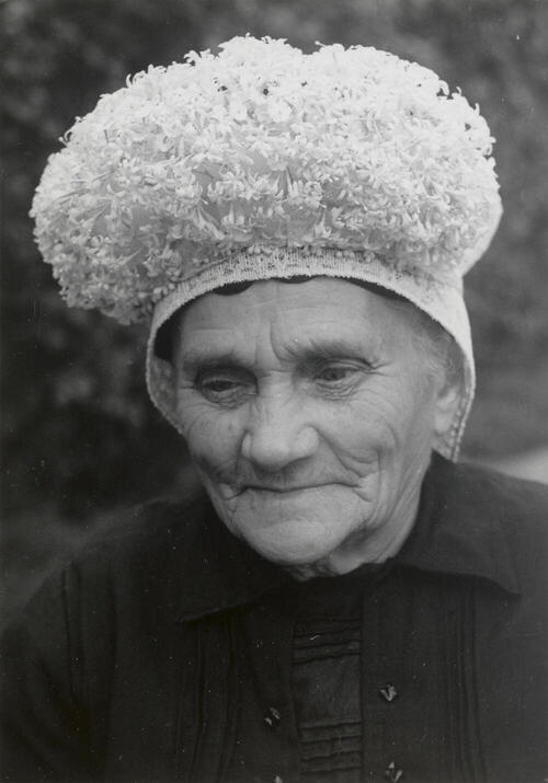 Kee van Eekelen uit De Kladde in West-Brabantse dracht, 1956