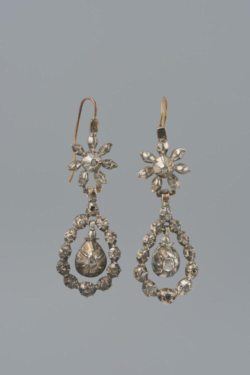 Paar oorbellen met diamantjes, Utrecht