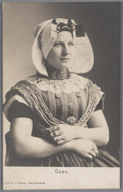 Vrouw in protestantse Zuid-Bevelandse streekdracht, 1886–1905