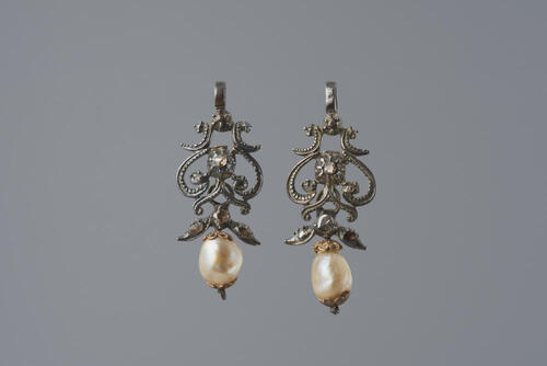 Paar oorijzerhangers, Schouwen-Duiveland, 1814–1906