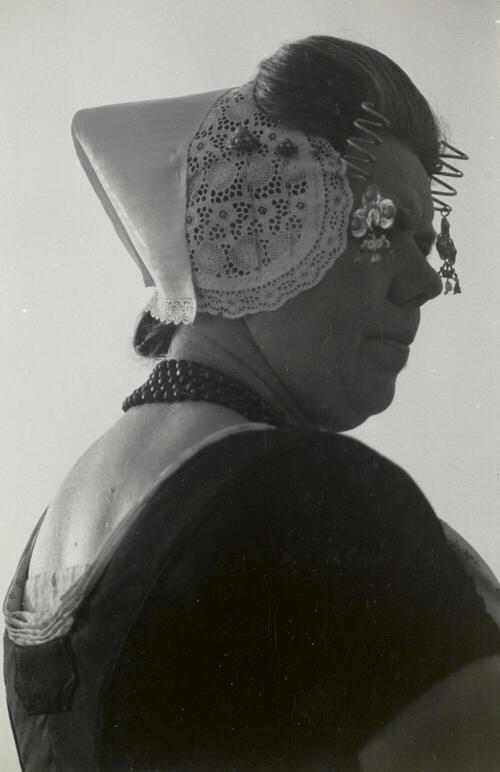 Martina de Vos uit Westkapelle in Walcherse dracht, 1950