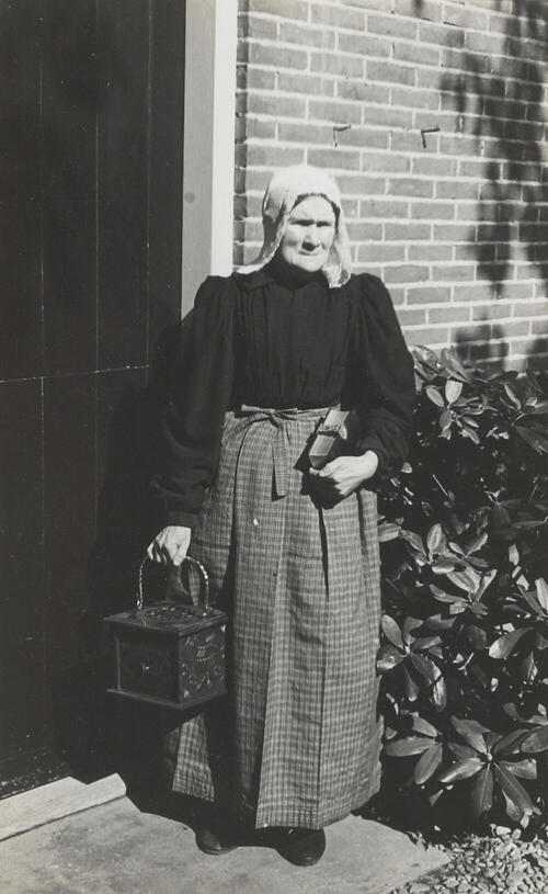 Vrouw in streekdracht, Huizen, 1945
