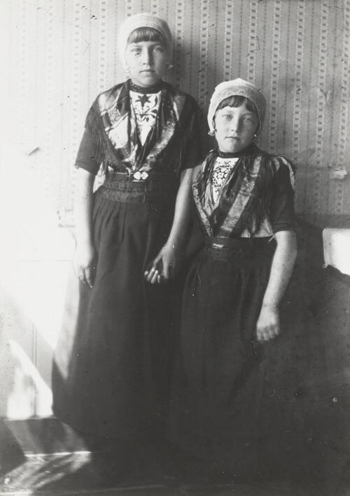 Twee meisjes in Urker streekdracht, circa 1916