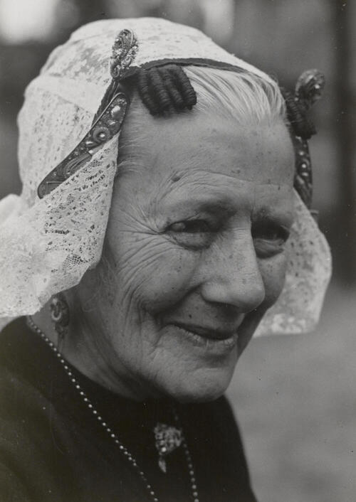 Rutje Butzelaar-Kok in streekdracht uit Soest, 1952