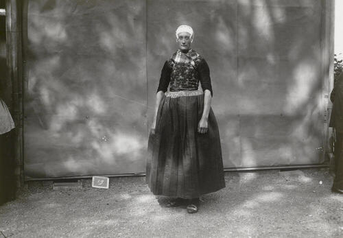 Eibertje Samuels uit Hulshorst in Veluwse dracht, 1913