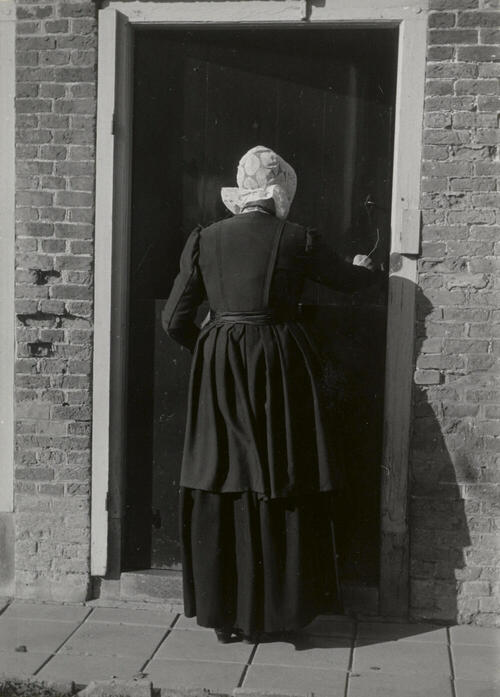 Mevrouw De Bruijne in Cadzandse dracht, 1950