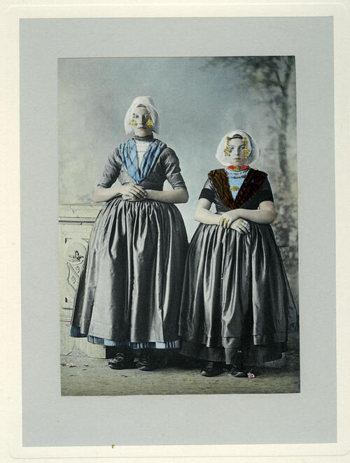 Twee meisjes in Arnemuider dracht, 1894