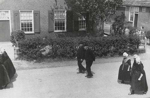 Mannen en vrouwen in zondagse kerkdracht, Staphorst, 1944