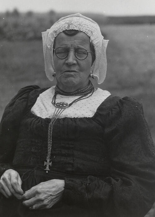 Gijsje Smeeing-Sukel in streekdracht uit Soest, 1952