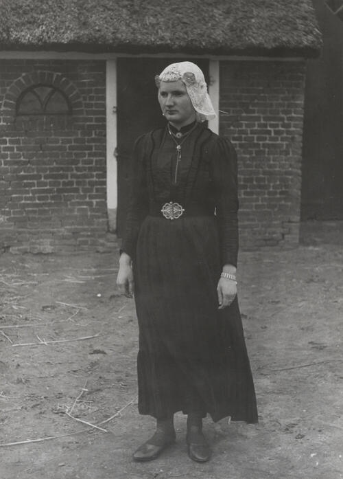 Mevrouw Booi uit Orvelte in Drentse streekdracht, 1944