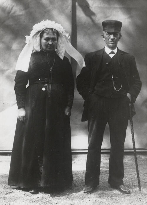 Vrouw en man uit Winssen in streekdracht Land van Maas en Waal, 1913