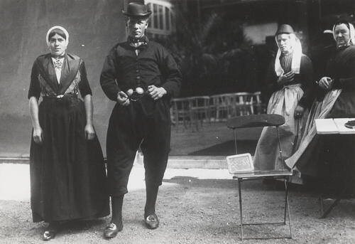 Albert Hakvoort en zijn zus in Urker dracht, 1913