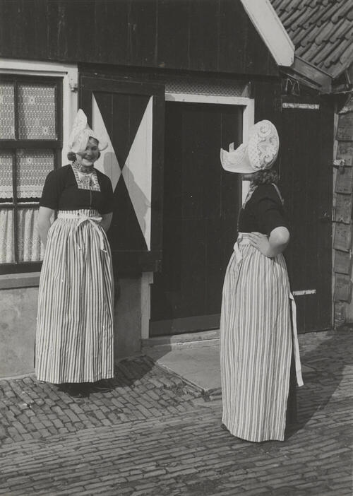 Meisjes in Volendammer dracht, 1951