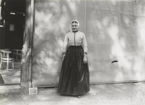 Vrouw in Katwijkse streekdracht, 1913
