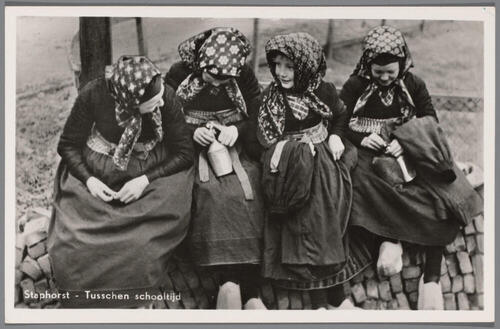 Vier meisjes in Staphorster streekdracht, 1937–1938