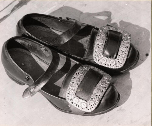 Vrouwenschoenen met zilveren gespen, Staphorst, 1944