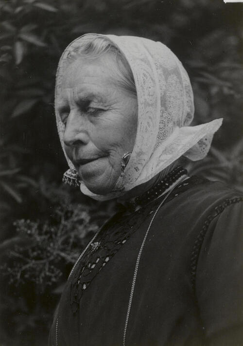 Mevrouw De Bruijne in Cadzandse dracht, 1948