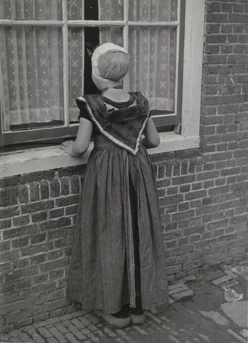 Klazina van Belzen in Arnemuider dracht, 1950