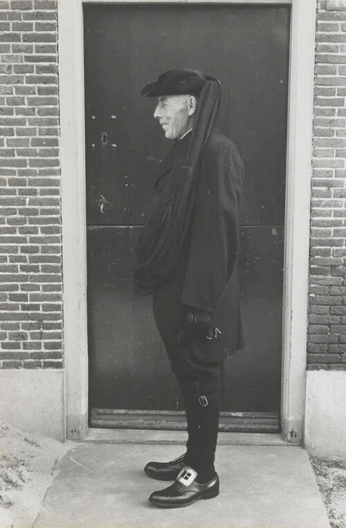 Man in aansprekerskostuum, Huizen, 1945
