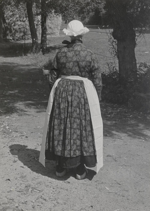 Daatje Post uit Vriezenveen in Sallandse dracht, 1947